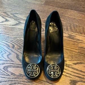 Tory Burch black suede heels size 8.5M, good condition.